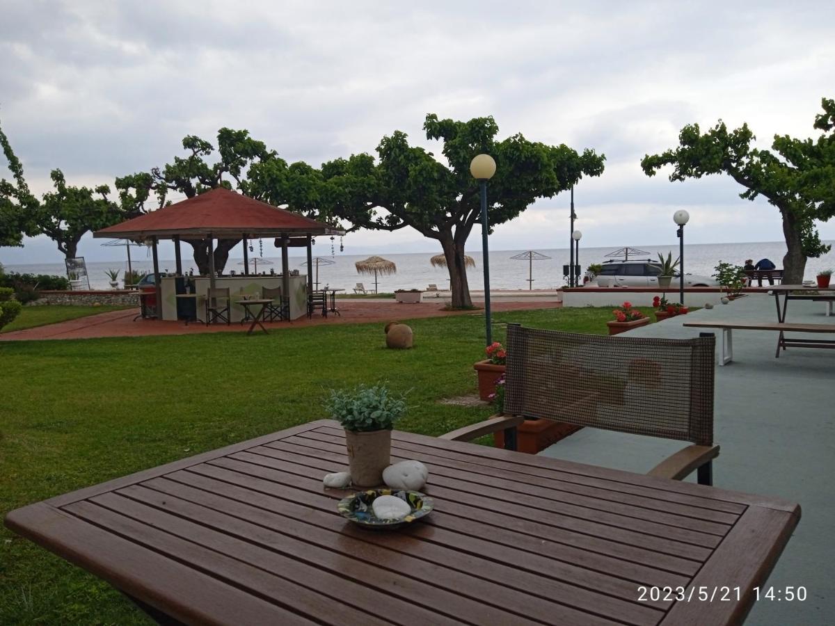 Evoikos Beach & Resort Livanátai Exteriör bild