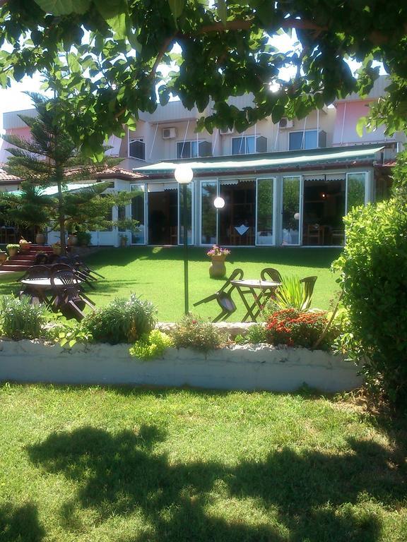 Evoikos Beach & Resort Livanátai Exteriör bild